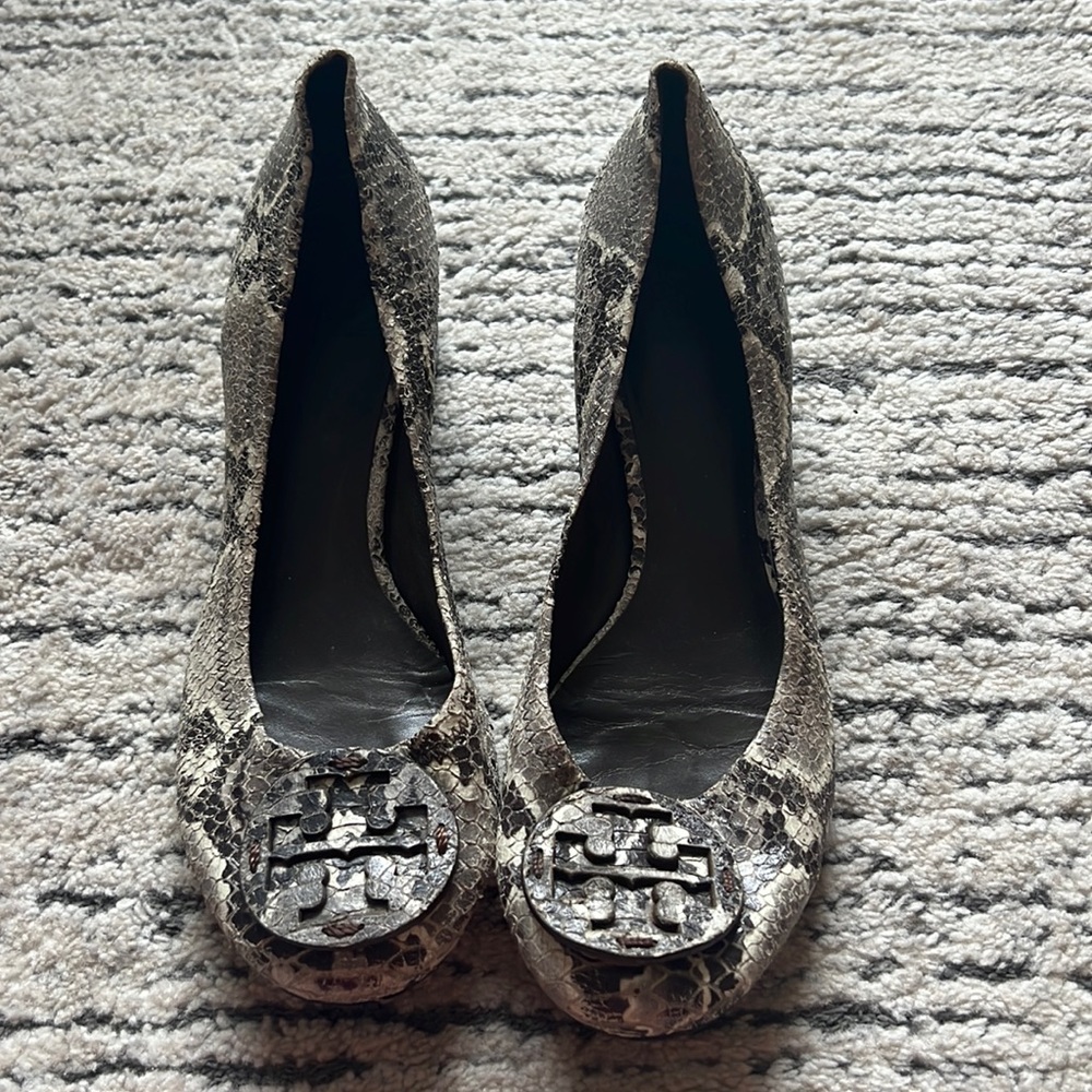 Tory Burch Snakeskin Pump size 9 1/2